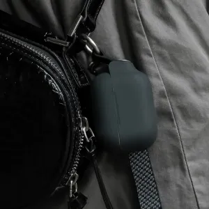 Moshi Pebbo AirPods Pro 2-skyddsfodral med handledsrem fäst vid en svart väska