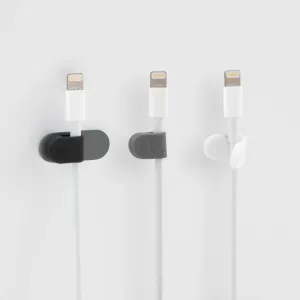Bluelounge MagDrop magnetiska kabelhållare på tre vita Lightning-laddningskablar