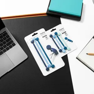 Bluelounge MagWrap små magnetiska kabelhållare i blå detaljhandelsförpackning på ett skrivbord