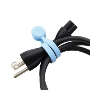 Bluelounge MagWrap liten magnetisk kabelhållare som håller en upprullad svart strömkabel på plats