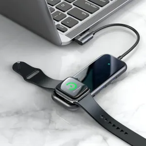 Baseus 6-i-1 USB-C-dockningsstation ansluten till en bärbar dator, smartphone och smartklocka på ett marmorskrivbord.