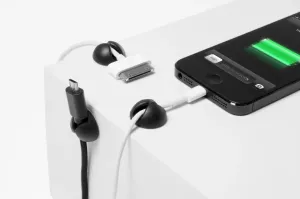 Bluelounge Cable Drop Mini kabelhållare organiserar svarta och vita laddningskablar bredvid en smartphone