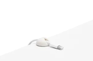 Bluelounge Cable Drop Mini kabelhållare som håller en Lightning-kabel på en vit skrivbordsyta