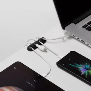 Bluelounge Cable Drop Multi kabelorganisatör som fäster flera laddningskablar på ett rent vitt skrivbord med bärbar dator och telefoner