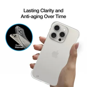 JustMobile TENC Slim Fit genomskinligt skal på iPhone 15 Pro, visas i en hand med den bakre kameran synlig