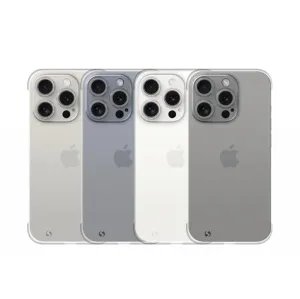 Just Mobile TENC Slim Fit genomskinligt skal för iPhone 15 Pro visas på fyra telefoner i olika utföranden
