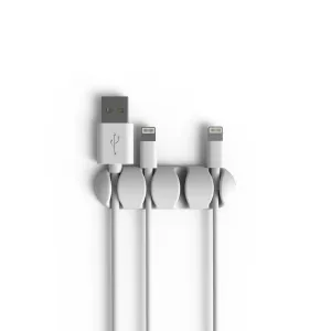 Bluelounge Cable Drop Multi vit kabelhållare som håller tre laddkablar på en bordsyta