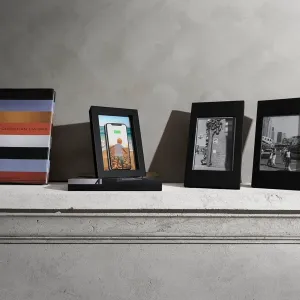 Twelve South PowerPic Frame svart trådlös Qi-laddare utformad som en fotoram med en telefon som visas
