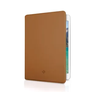 Twelve South SurfacePad läderfodral för iPad mini 5, visat stängt i brunt med inbyggt stativ