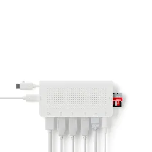 Twelve South StayGo baltas USB-C šakotuvas su keliais prievadais, prijungtais laidais ir įdėtomis SD kortelėmis