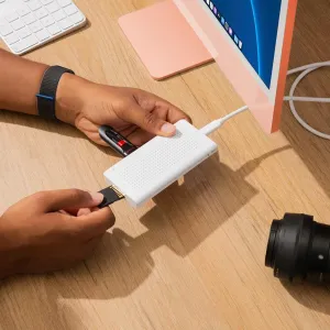 Twelve South StayGo USB-C šakotuvas ant stalo, prijungtas prie Mac su duomenų saugojimo įrenginiais darbo vietos junglumui