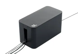 Bluelounge CableBox Mini svart kabelhanteringsbox med kablar som går ut genom en sidoöppning mot vit bakgrund.
