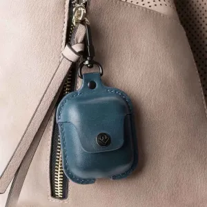 Twelve South AirSnap blått AirPods-fodral i läder med vridbar klämma fäst i en väskdragkedja