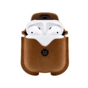 Twelve South AirSnap brunt AirPods-fodral i läder med vridbar klämma, öppet för att visa det vita laddningsfodralet inuti