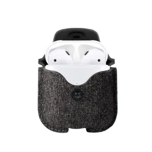 Twelve South AirSnap-fodral i twill för Apple AirPods, med laddningsfodralet synligt inuti, öppen ovandel och klämma