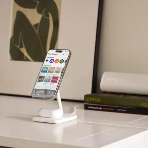 Twelve South HiRise 2 Deluxe vitt ställ för trådlös laddning med en vinklad smartphone och ett fodral för öronsnäckor på basen