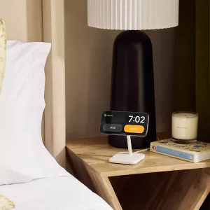 Twelve South HiRise 2 Deluxe trådlöst laddningsställ med en telefon i liggande läge på ett sängbord