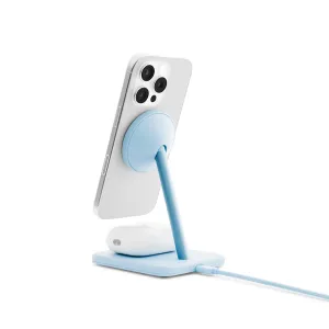 Twelve South HiRise 2 Deluxe trådlöst laddningsställ i glaciärblått med iPhone och AirPods-fodral på basen.