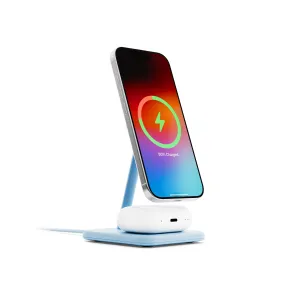 Twelve South HiRise 2 Deluxe-laddningsställ med upprätt iPhone och AirPods-fodral på en glaciärblå bas