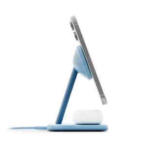 Twelve South HiRise 2 Deluxe laddningsställ för trådlös laddning i glaciärblått rymmer en iPhone och ett AirPods-fodral.