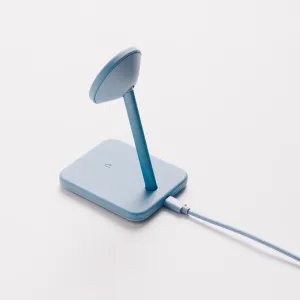 Twelve South HiRise 2 Deluxe trådlöst laddningsställ i glaciärblått med vinklad ovansida och flätad kabel