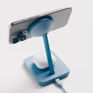Twelve South HiRise 2 Deluxe trådlöst laddningsställ i blått, med en telefon och ett AirPods-fodral på basen
