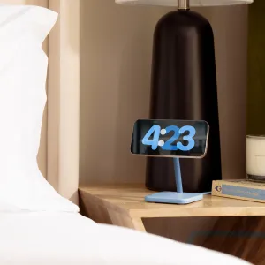 Twelve South HiRise 2 Deluxe trådlöst laddningsställ i glaciärblått som håller en smartphone på ett nattduksbord