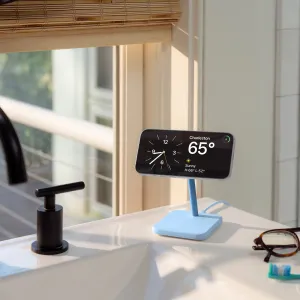 Twelve South HiRise 2 Deluxe trådlöst laddningsställ med iPhone i liggande läge på en badrumskommod