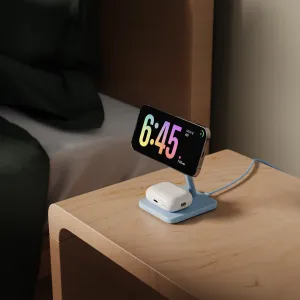 Twelve South HiRise 2 Deluxe trådlöst laddningsställ med iPhone och AirPods-fodral på ett nattduksbord