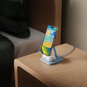 Twelve South HiRise 2 Deluxe trådlöst laddningsställ som håller en iPhone upprätt på ett nattduksbord