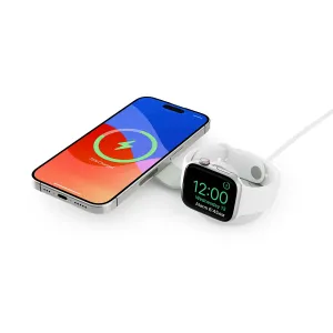 Twelve South Butterfly™ SE vit vikbar Qi2-laddare som håller en iPhone och Apple Watch på ett kompakt stativ