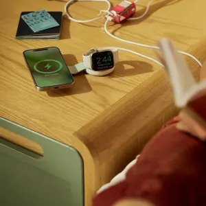 Twelve South ButterFly SE vit hopfällbar 2-i-1-laddare med Apple Watch och iPhone på ett träbord