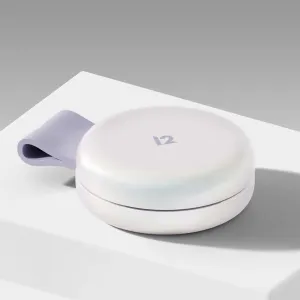 Twelve South ButterFly SE hopfälld magnetisk laddare i vitt och lavendel, stängd med centrerad 12-logotyp