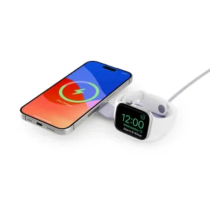 Twelve South ButterFly SE dubbelt magnetiskt laddningsställ med iPhone och Apple Watch mot vit studiobakgrund