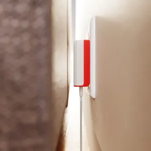 Twelve South PlugBug 50W USB-C-väggladdare i vitt och rött, ansluten med kabel