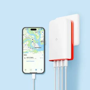 Twelve South PlugBug USB-C-laddare med flera kablar och en ansluten smartphone, visas med Find My-spårning.