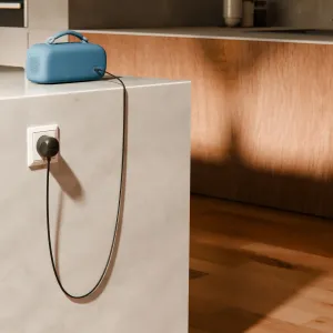 Twelve South PowerCord 1,2 m USB-C PD-laddare med EU-kontakt driver en blå bärbar högtalare.