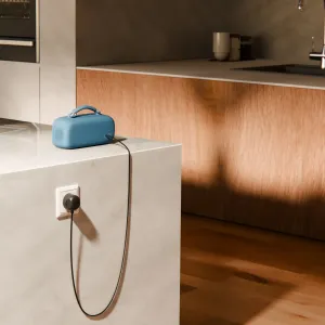Twelve South PowerCord 1,2 m strömkabel med integrerad EU-kontakt, visas ansluten till ett vägguttag