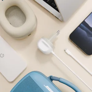 Twelve South PowerCord USB-C-laddare med 3 m flätad kabel och EU-kontakt, visad med Apple-enheter