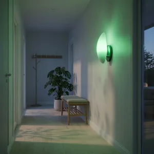 Lite Bulb Moments smart E14 LED-lampa som sprider grönt stämningsljus i en väggarmatur i hallen