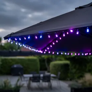 Lite Bulb Moments smarta diodljusslingor som lyser blått och lila längs en utomhusmarkis