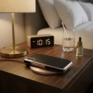Pipetto Slim Wallet Mirror Case för iPhone XR i svart och roséguld på en laddningsplatta