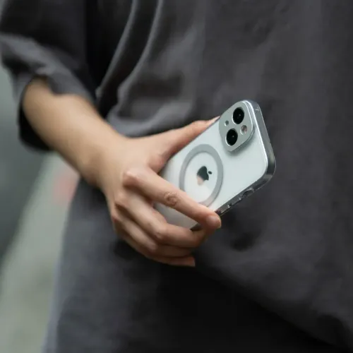 Moshi iGlaze genomskinligt iPhone 15-skal med synlig Apple-logotyp och utskärning för dubbelkamera
