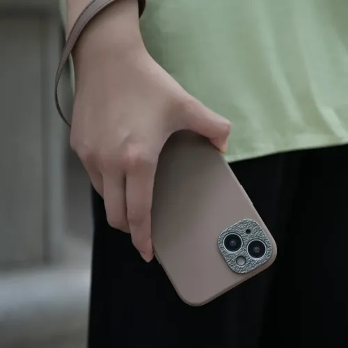 Moshi Napa veganskt läderfodral för iPhone 15 Pro i äggtoddyvitt, med upphöjd kamerautskärning och fäste för handledsrem