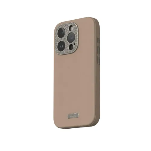 Moshi Napa-skal i veganskt läder för iPhone 15 Pro i Woodsmoke Brown med upphöjt kameraskydd och Moshi-logotyp.