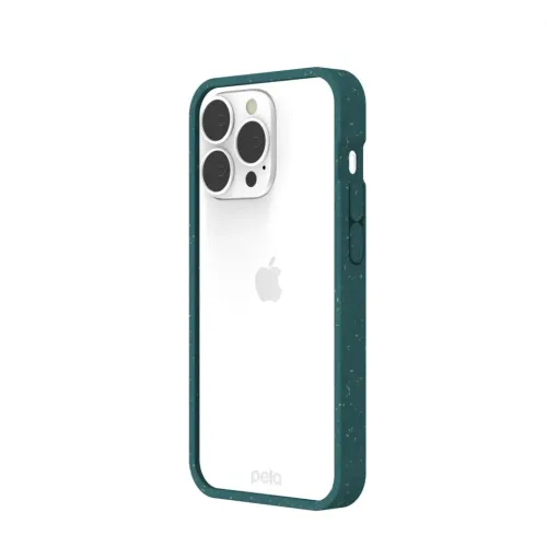 Pela transparent mobilskal med mörkgrön, prickig kant på en vit iPhone 13 Pro