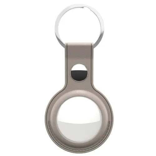 KeyBudz AirTag-nyckelringshållare i brunt läder med silverfärgad ring och sydd kant på vit bakgrund