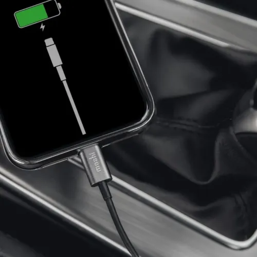 Moshi USB-A-till-Lightning-kabel som laddar en iPhone i en bilinteriör, svart kabel på 1 m