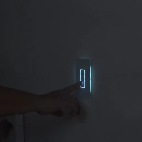Iotty Smart Switch väggmonterad touchströmbrytare med upplyst kontur som trycks in för hand