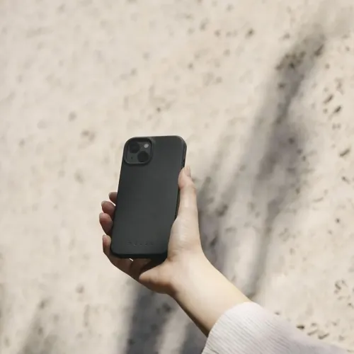 Mujjo svart iPhone 14/15 Plus-skal i läder med upphöjd kamerautskärning och slimmad MagSafe-design